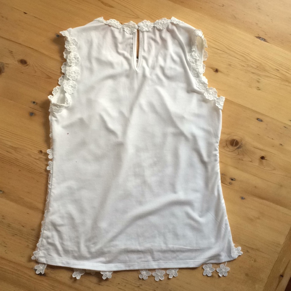 Adiva S white floral scalloped lace overlay sleeveless top - Picture 3 of 9